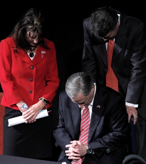 ap_rickperry_sarahpalin_prayer_author-LMOtero