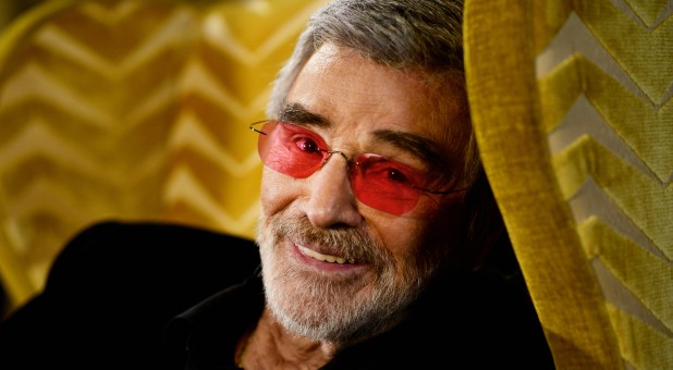 Hollywood actor Burt Reynolds poses for a portrait during an interview with Reuters at a hotel in central London, Britain, Dec. 3, 2015.