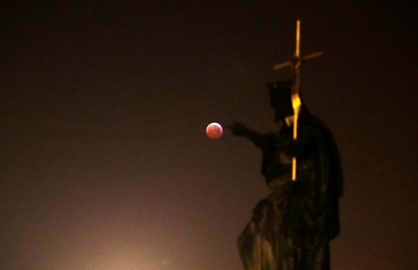 Reuters Blood moon prague 2